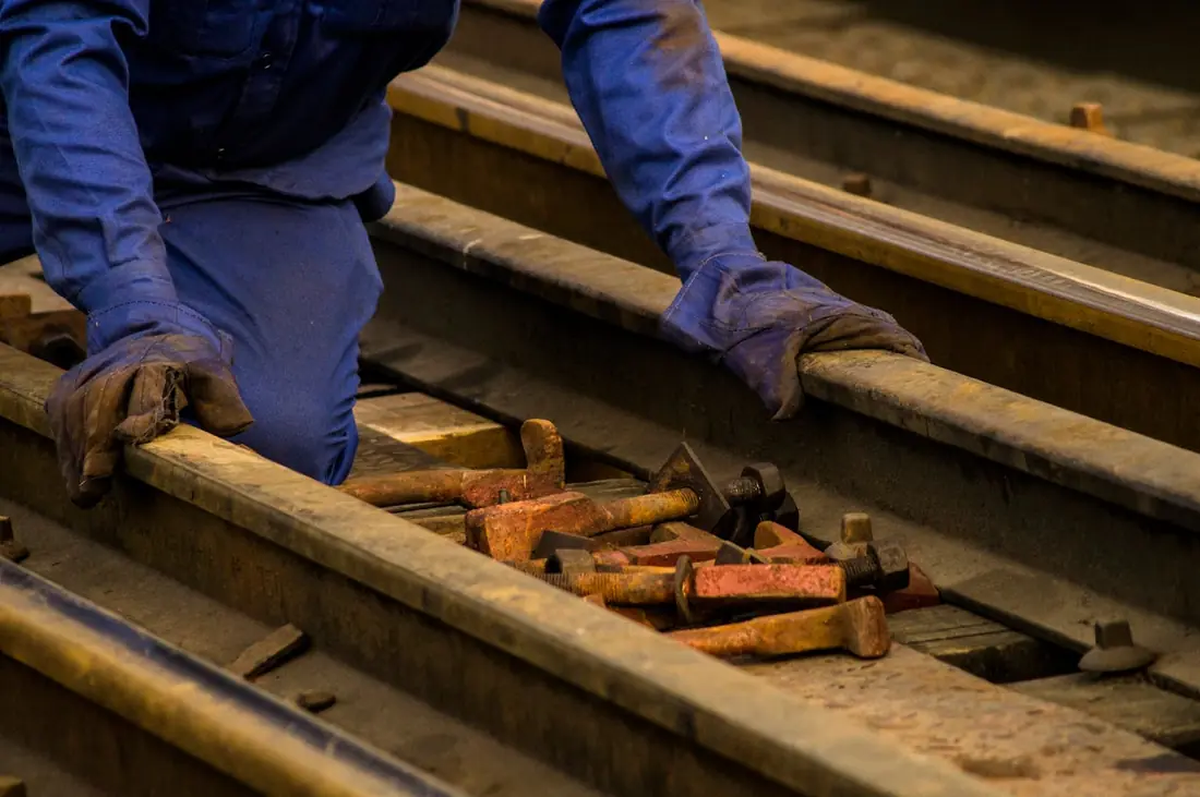 Mains gantées d'un ouvrier ferroviaire au travail, formation SECUFER Nantes